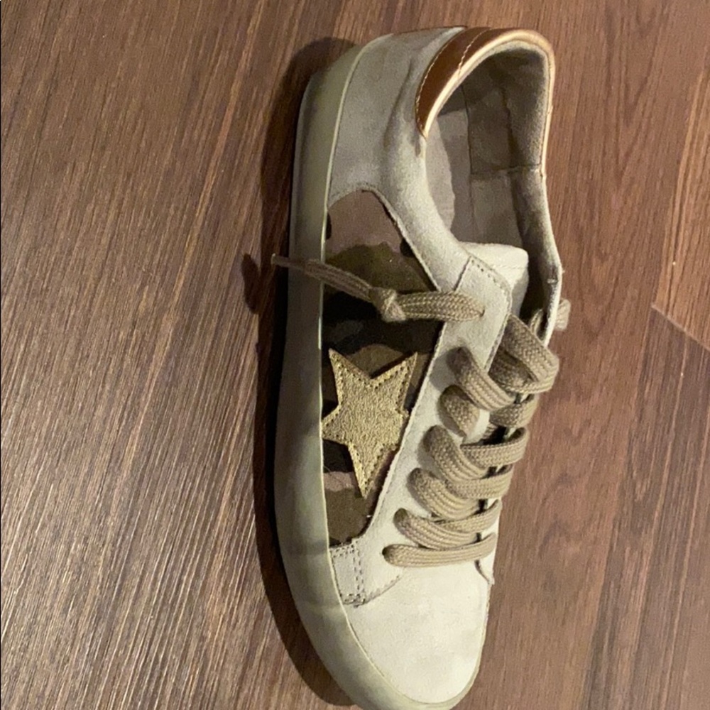 Adorable camo/cheetah tennis shoes - Picture 2 of 2
